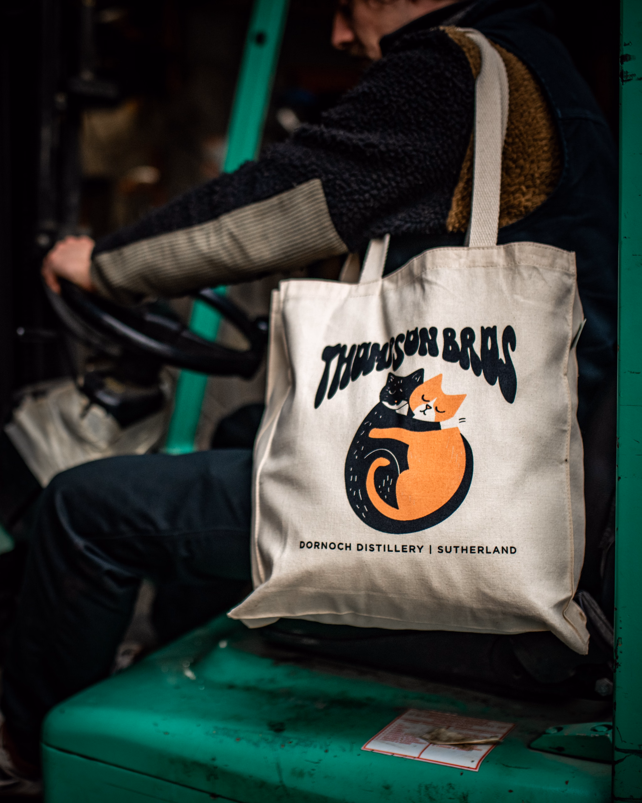 Cuddling Cat Tote bag